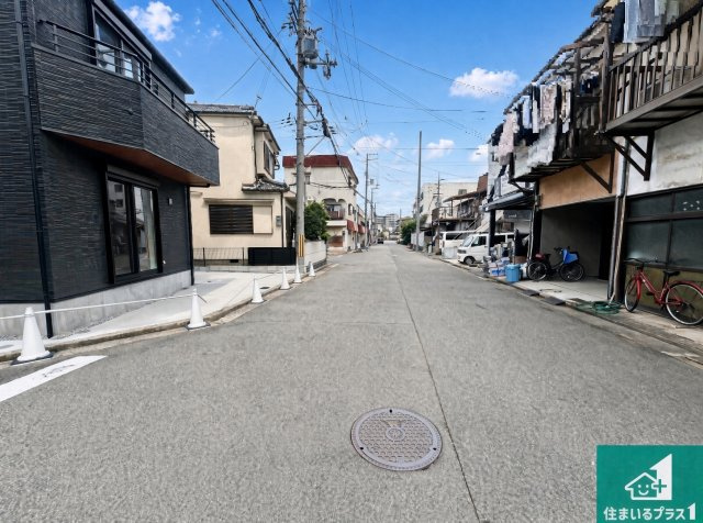 ◆堺市堺区大浜中町　新築一戸建ての前面道路含む現地写真|周辺は閑静な住宅街！前面道路広々で車の出し入れも便利です。駐車が苦手な方でも安心して車庫入れできます！