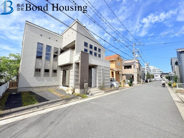 駐車並列2台　土山駅徒歩18分　魚住町清水　中古戸建の前面道路含む現地写真