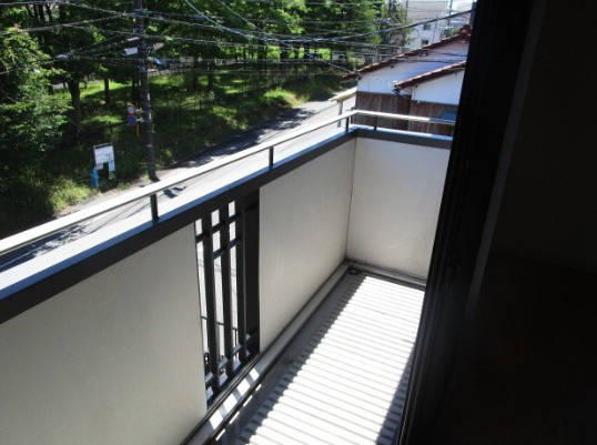 町田市鶴川２丁目のアパートのバルコニー