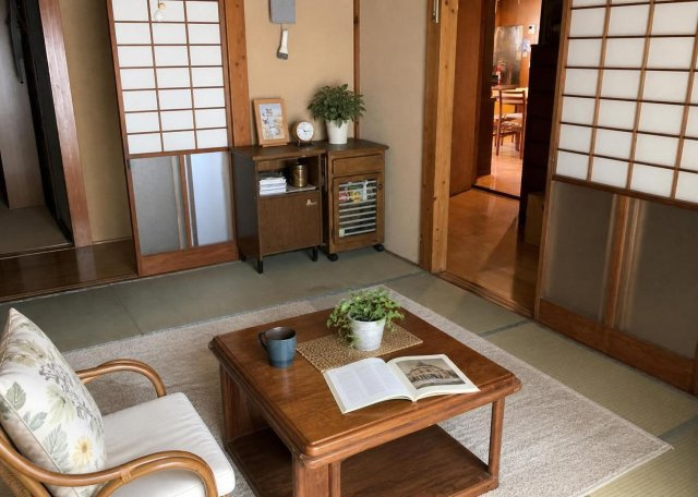 【洋室】 | 明るく風通しの良い洋室です。クローゼットなどの収納がしっかりと確保されており、お部屋をすっきりと広く使うことができます。お子様のお部屋や趣味の作業部屋など多目的にご活用いただける空間です。