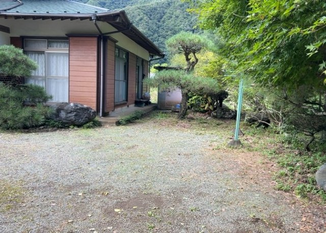 【駐車場】 | 敷地内に駐車3台が可能なスペースをご用意しております。平面駐車場となっており、お車の出し入れがスムーズに行えます。ご家族のお車だけでなく、来客時の駐車場所としても安心してご活用いただけます。