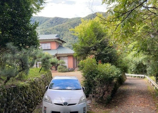 【前面道路含む現地写真】 | 周辺は交通量が少なく閑静な住宅地に位置しております。前面道路は歩道が綺麗に整備されているため、お子様やご年配の方のご移動も安心安全です。緑豊かな環境で落ち着いた暮らしを実現していただけます。