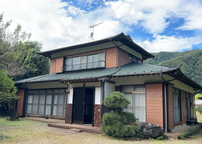 【外観】 | 相模原市緑区青根に位置する1975年5月築の木造中古一戸建てです。敷地面積は1082.87平米と大変広く、周囲に遮る建物がない前面棟無の高台に立地しております。緑豊かな住環境で陽当たりも良好です。