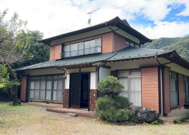 【外観】 | 古民家風の味わい深い佇まいが魅力の木造2階建て中古戸建です。建物面積162.36平米の広々とした7LDKで、趣のある外観デザインが特徴的です。南向きで日当たりが良く、自然環境と調和しております。