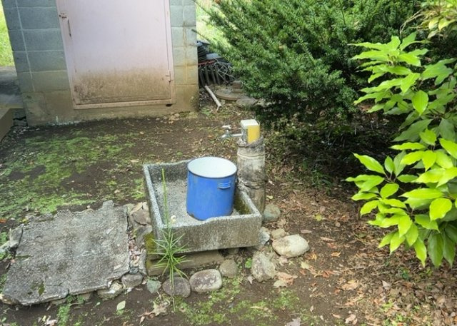 【設備】 | 敷地内に設置された立水栓などの屋外設備です。広々としたお庭での家庭菜園への水やりや、愛車の洗車作業などをスムーズに行うことができます。屋外での作業をより快適にサポートしてくれる便利な設備です。