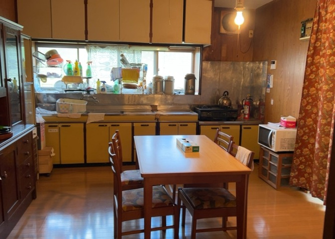 【ダイニング】 | ゆとりある広さが魅力のダイニング空間です。7LDKという部屋数の多さを活かし、食事の場とくつろぎの場をしっかりと分けた暮らしが実現できます。ご家族やご友人との賑やかな食事の時間を過ごせます。