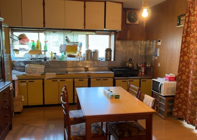 【キッチン】 | 一体感のある使いやすいダイニングキッチンです。お料理中もご家族との会話が弾むレイアウトとなっており、家事効率を高める設計です。自然光が入る明るい空間で気持ちよく料理や食事が楽しめます。