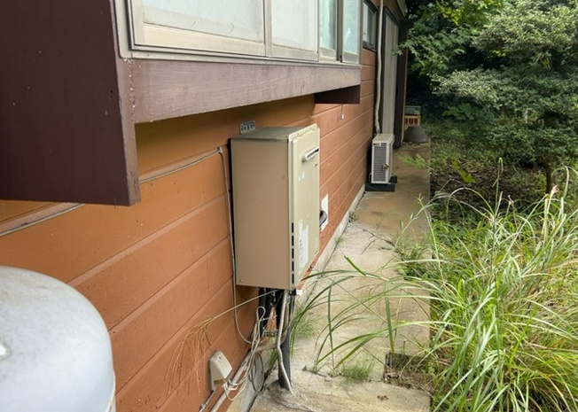 【発電・温水設備】 | 日々の生活を支える給湯設備です。お湯張りや追い焚きなどが手軽に行え、毎日のバスタイムを快適に過ごせます。操作パネルも分かりやすく、ご家族皆様が安心してスムーズにご利用いただける設備となっております。