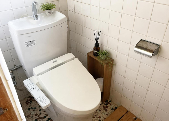 【トイレ】 | 清潔感があり快適にご利用いただける温水洗浄便座付きのトイレです。こちらの物件はトイレが2ヶ所に設置されているため、朝のラッシュ時や来客時にも安心です。窓がついており自然換気も良好に行えます。