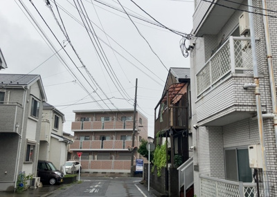 【外観】 | ベルコート共和 | 外観はマンション管理がされているかの目安になります。築年数が古いと、壁面は劣化してひび割れが生じることも！建物が古びていても細かいところが修繕されていると、きちんと管理されているなぁと感じるでしょう。