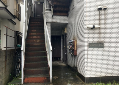 【駐車場】 | ベルコート共和 | 車一台あたりに必要なスペースは、標準サイズの普通自動車で横幅2m50cm、長さ5mは必要になります。ただし、乗降のことも考慮して横幅3m30cm、長さ5m50cmほどは確保できるところを選びましょう。