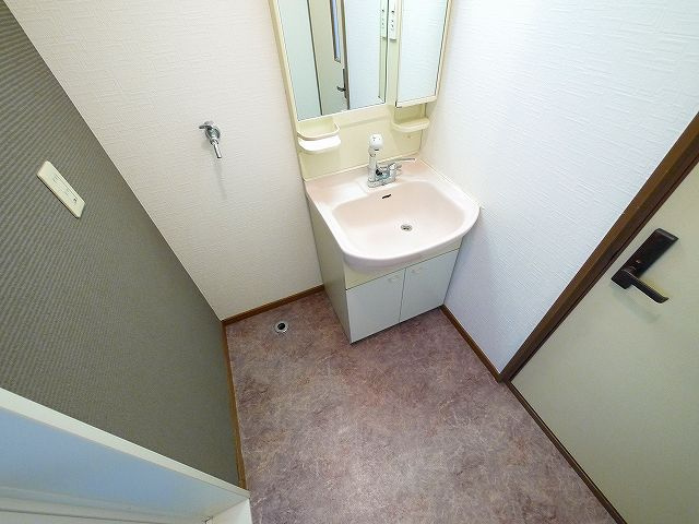 荒井スカイヴィレッジの洗面所|明るい洗面所です
