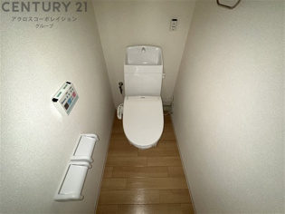 温水洗浄便座付きのトイレです♪