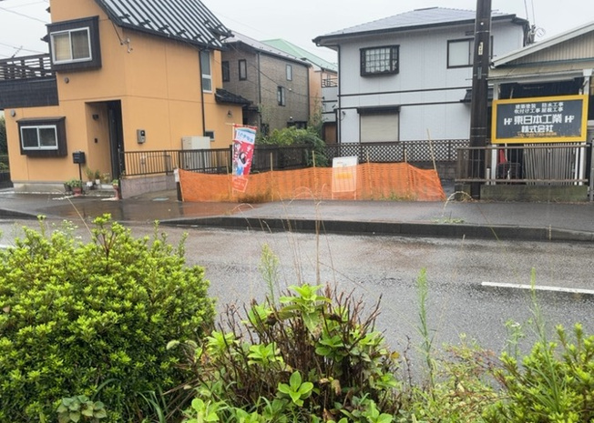 【外観】 | 土地を買う際、住む地域の自治体や福祉の補助制度にも注目してみましょう。子供や老人の医療補助やゴミ出しのルールなど、自治体によってルールに大きな違いがあるため、暮らしやすい土地で判断するとよいでしょう。