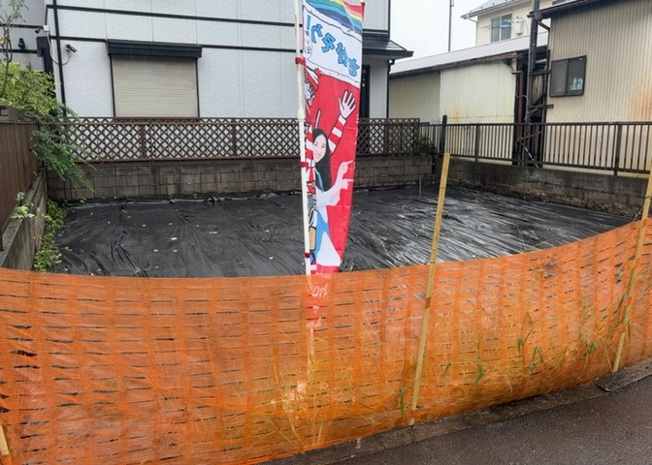 【外観】 | 現地に行くなら、物件の周囲の地形がどうなっているかを見ることも大切です。周辺より低くなっている土地では、大雨などで水が集まりやすいため、地盤が弱くなっているということも考えられるため、注意が必要です。