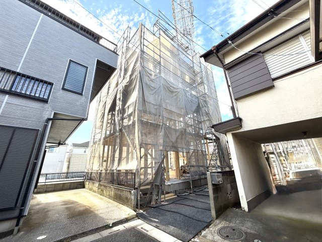 越谷市大里１号棟レックスガーデン　新築戸建の外観|完成後には隠れてしまう基礎内部を確認できる貴重な時期。しっかりとした造りをぜひ現地でご覧ください。