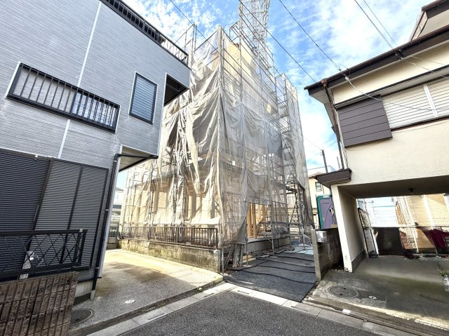 越谷市大里１号棟レックスガーデン　新築戸建の外観|耐震基準を満たした強固な基礎構造を構築中。建物全体の安定感を決定づける重要な工程を進めています。