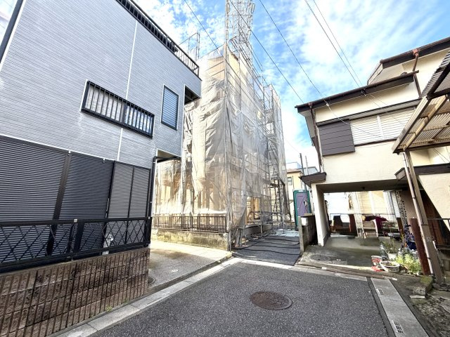 越谷市大里１号棟レックスガーデン　新築戸建の外観|家の骨組みを支える強固な基礎が形になってきました。防湿や耐久対策も万全を期して施工中です。