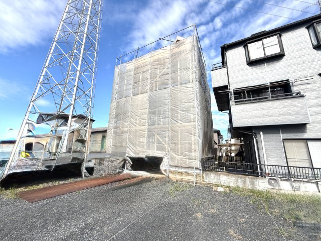 越谷市大里１号棟レックスガーデン　新築戸建の外観|鉄筋が綺麗に組み上げられた基礎工事現場。地震や災害に強い住まいを目指し施工を進めております。