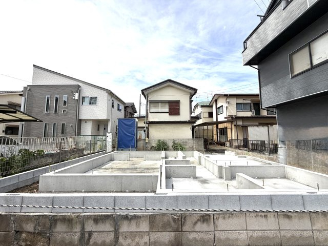 越谷市大里１号棟レックスガーデン　新築戸建の外観|職人の手で着々と進む基礎工事の現場。目に見えない土台から高品質な住まいづくりにこだわっています。