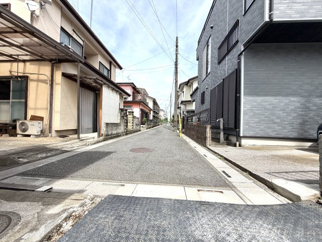 越谷市大里１号棟レックスガーデン　新築戸建の外観|建物の重みを支える配筋工事が完了。耐震性を高める緻密な施工を現地て直接お確かめいただけます。