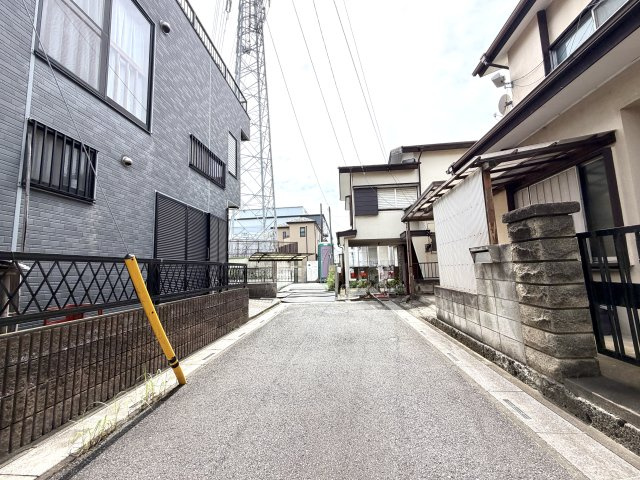 越谷市大里１号棟レックスガーデン　新築戸建の前面道路含む現地写真|交通量が限られた安心感のある前面道路。お子様やペットとの散歩、毎日の通勤通学も安全に行えます。