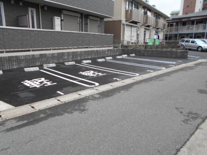 クレッセントコートの駐車場