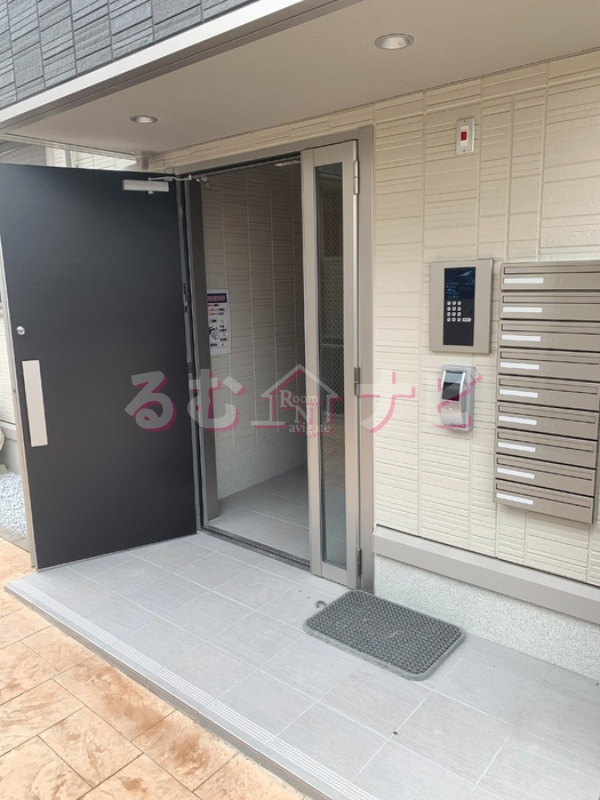 福岡市南区弥永１丁目のアパートのエントランス