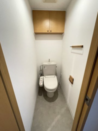 温水洗浄便座付きのトイレです♪