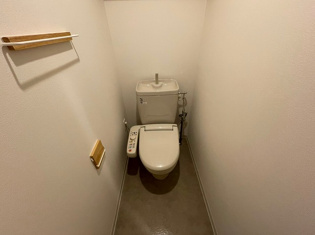 温水洗浄便座付きのトイレです♪