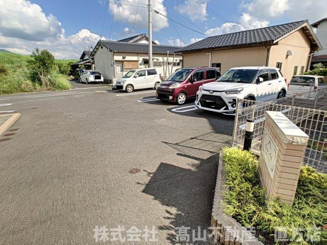 直方市知古３丁目のアパートの駐車場