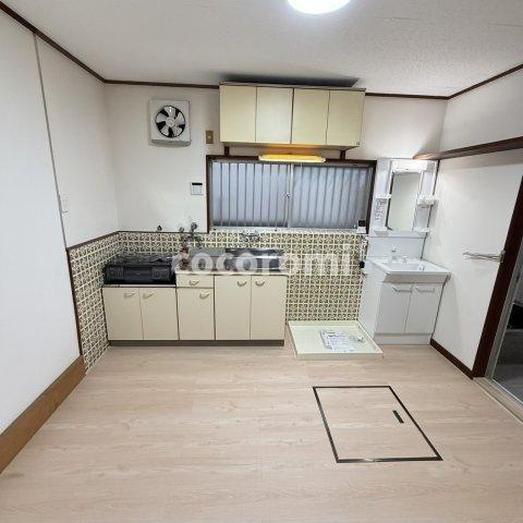 石津元町　車庫付戸建のキッチン