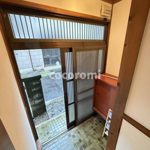 石津元町　車庫付戸建の玄関