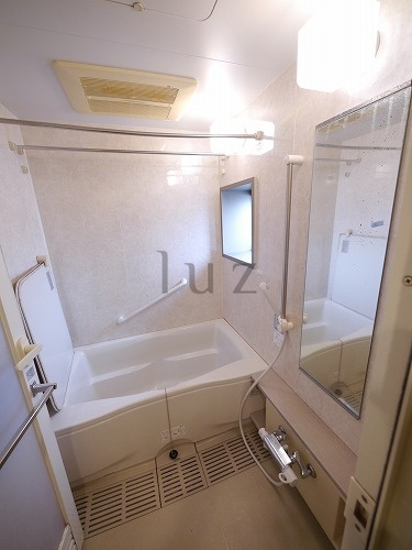 パークハウス鶴見本町通の浴室|追い炊き機能付きのオートバス！ゆったりくつろげます。