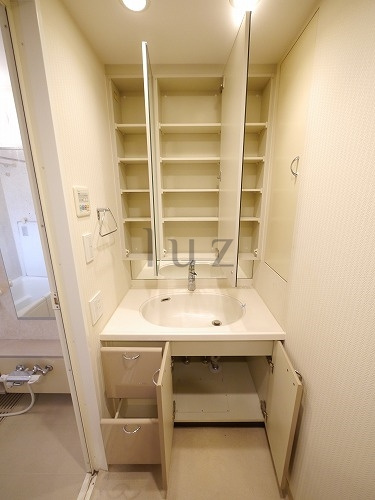 パークハウス鶴見本町通の洗面所|脱衣所としても使える洗面台です！