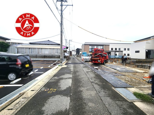 福岡市東区土井2丁目第3-4棟（4号棟）の前面道路含む現地写真|前面道路は閑静な住宅地をはしる車通りの少ない道路。お車の出し入れが苦手なママや小さなお子様にも安心ですね。しっかり舗装もされているので、ベビーカーや自転車で通っても快適に通行できます。
