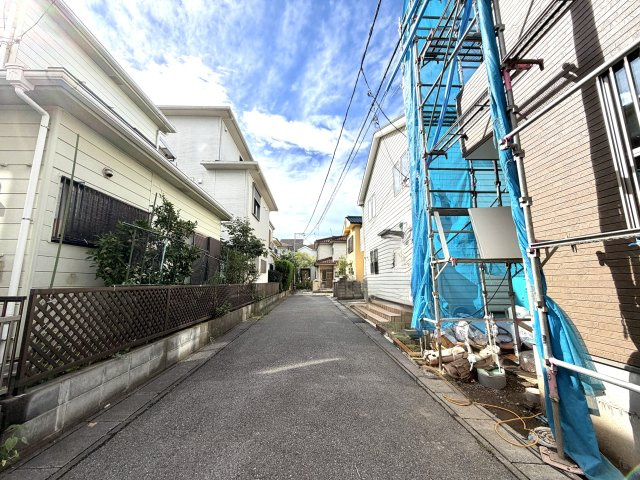 越谷市東大沢３丁目１号棟　新築戸建の前面道路含む現地写真|２面が道路に面し、角地ならではのゆとりと明るさを確保。周辺の街並みを見渡せる開放的なロケーションです。