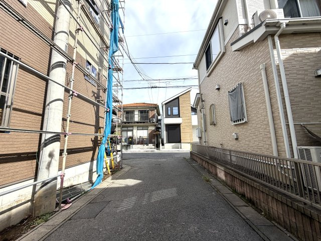 越谷市東大沢３丁目１号棟　新築戸建の前面道路含む現地写真|道路２面に接したステータス感のある敷地。建て方や窓の配置の自由度が高く、理想のプランが広がります。