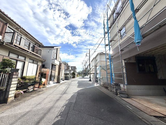 越谷市東大沢３丁目１号棟　新築戸建の前面道路含む現地写真|角地ならではの圧倒的な開放感と採光性が魅力。隣家との密着感が少なく、プライバシーも確保しやすいです。