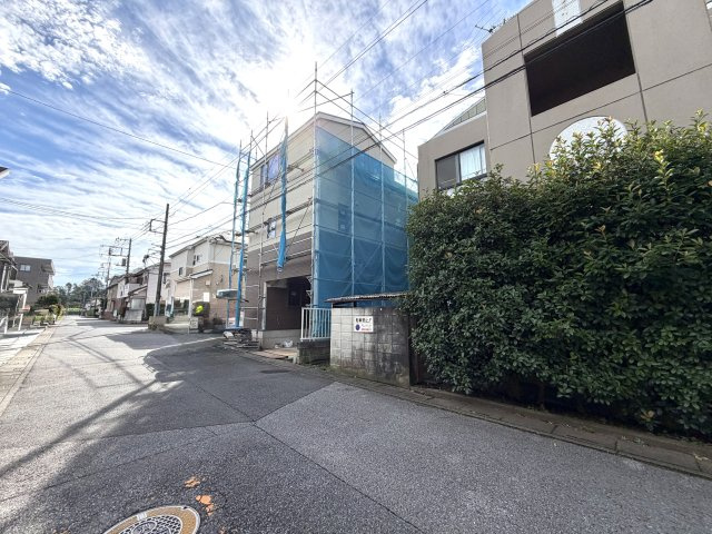 越谷市東大沢３丁目１号棟　新築戸建の外観|モダンな洗面台やシステムキッチンが配置完了。暮らした後の快適な動線を具体的にイメージ可能です。