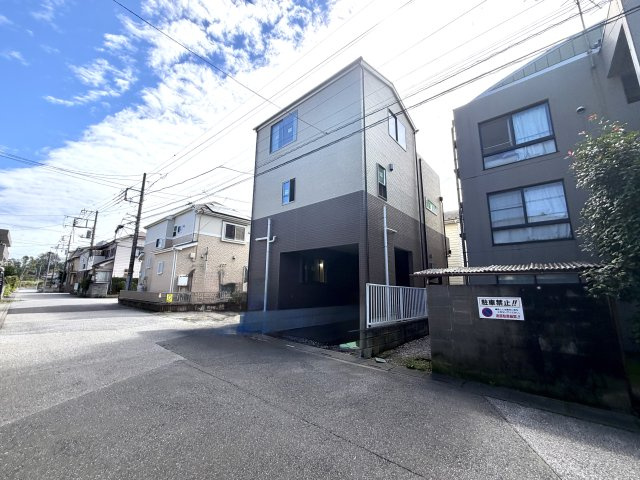 越谷市東大沢３丁目１号棟　新築戸建の外観|照明やコンセントの施工が進む完成直前の現場。明るい室内と機能的な間取りの良さが引き立ちます。