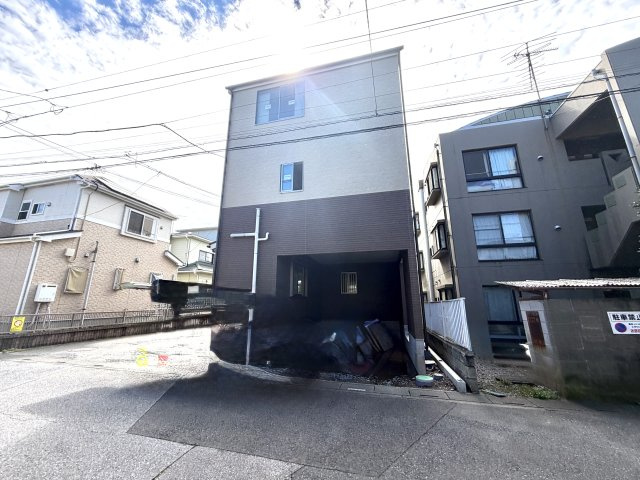 越谷市東大沢３丁目１号棟　新築戸建の外観|外観と内装のバランスが取れた美邸が間もなく完成。最新設備と明るい採光をぜひ現地でご確認ください。