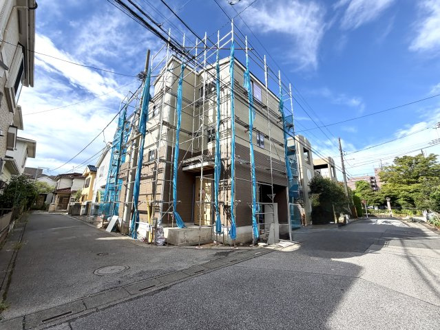 越谷市東大沢３丁目１号棟　新築戸建の外観|晴天のもと無事に上棟を終えた建築現場。ここから断熱材の施工や内装工事へと順次進んでいきます。