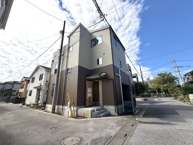 越谷市東大沢３丁目１号棟　新築戸建の外観|木の香りが漂う上棟直後の施工現場。各部屋の配置や間取りのリアルなスケール感を確認していただけます。