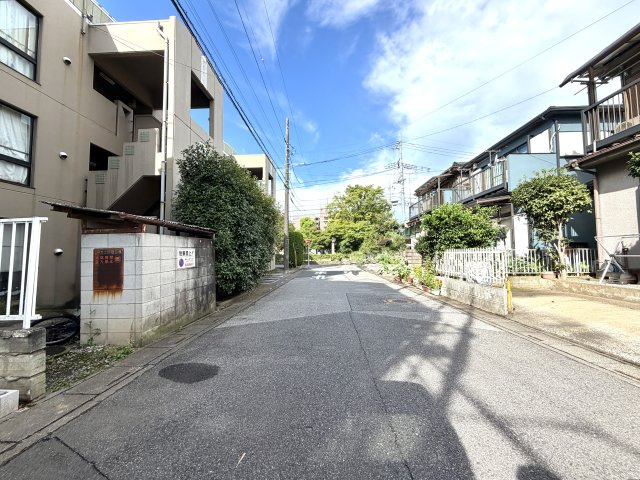 越谷市東大沢３丁目１号棟　新築戸建の前面道路含む現地写真|風の抜け道と太陽の恵みをフルに活かせる２方接道。建物の魅力をより一層引き立てる恵まれた環境です。