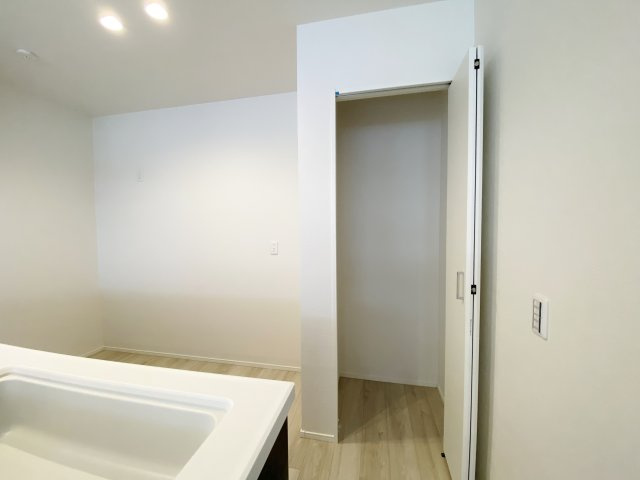 練馬区桜台4丁目 限定1棟のキッチン|キッチン背面には便利なパントリーを設けてます
調理器具や食料品の収納に便利です