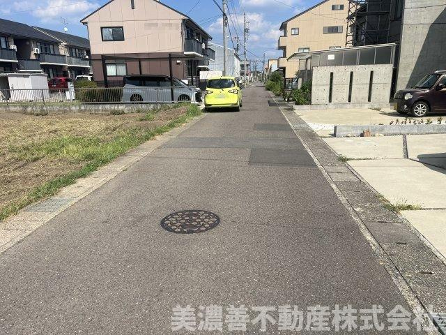 ６６７４６　岐阜市岩地土地の前面道路含む現地写真