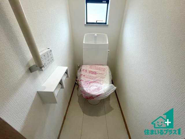 ■三島郡島本町山崎　新築一戸建てのトイレ|1・2階の2ヶ所にあるので、朝の忙しい時間の順番待ちもなく、深夜の利用にも大変便利です。