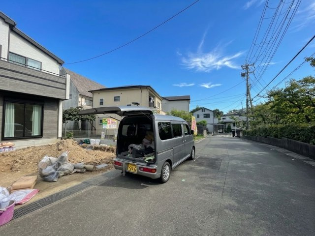 ■三島郡島本町山崎　新築一戸建ての前面道路含む現地写真|周辺は閑静な住宅街！前面道路広々で車の出し入れも便利です。駐車が苦手な方でも安心して車庫入れできます！