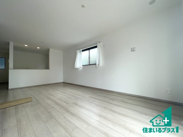 ■三島郡島本町山崎　新築一戸建ての居間・リビング|シンプルなリビングは、観葉植物等のインテリアを楽しめますね！パパ好みにも、ママ好みにも家具次第で雰囲気を変えることができます！